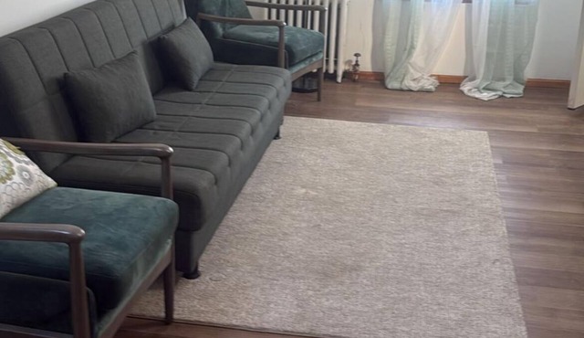 Charming, spacious 1bedroom apartment . Walking distance to Path train Station