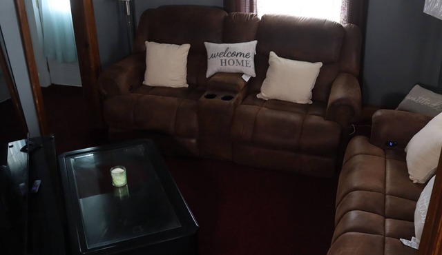 Charming, Spacious 3 bedroom house W/WiFi, AC in Geneva -Hot Tub - Outside Bar