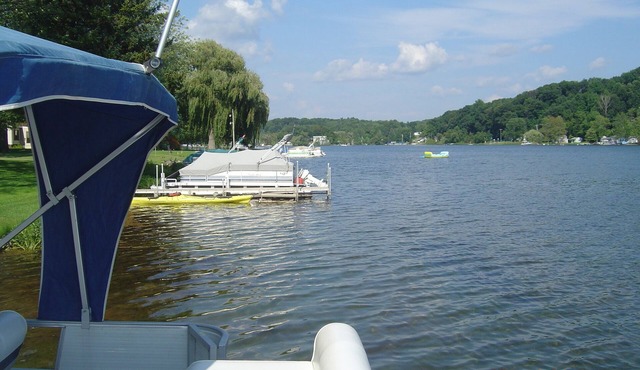 Charming Spacious 5 Bedroom Lakefront Vacation Home