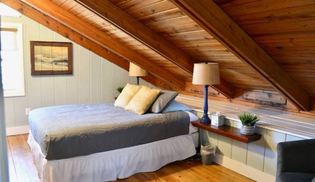 Charming & Spacious Beach Cottage. Walk to Beach!
