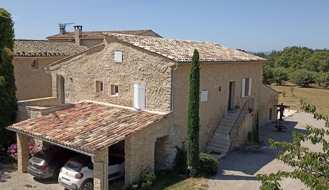 CHARMING SPACIOUS COTTAGE IN FARMHOUSE . Pool unavailable from July 4 to Sept 1.