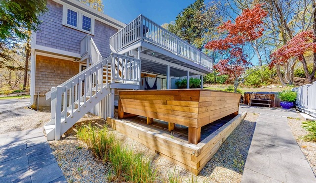 Charming & spacious Cape Cod Eden by the beach with pool, hot tub & fireplace