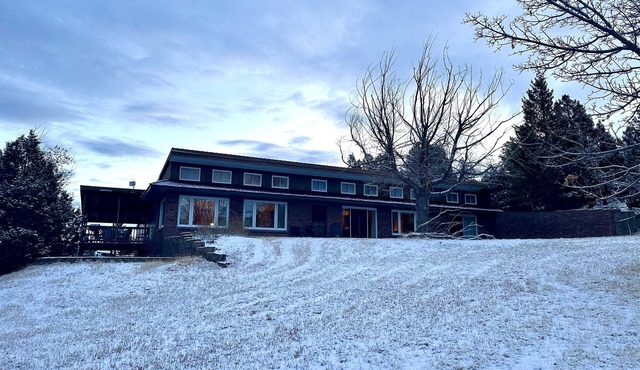 Charming, Spacious, Contemporary Mountain Retreat