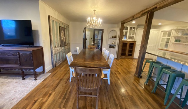 Charming Spacious Country Home 15 min from Logan.