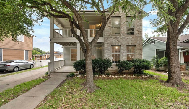 Charming, Spacious & Fun Retreat — Just 20 Minutes to Austin!