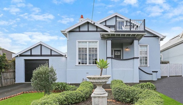Charming spacious home with bay views close to CBD