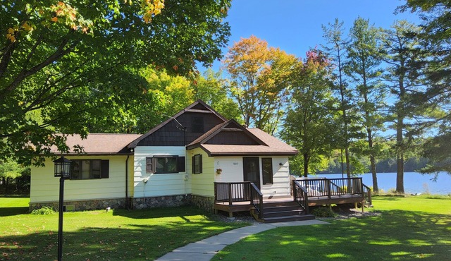 Charming & Spacious Home on Little Smoky Lake,nGolf course nearby, Pet friendly!