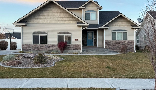 Charming Spacious Modern 4 bedroom, 3 bathroom Home in town, pet friendly