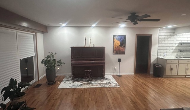 Charming/spacious one-level 5-bedroom B&B in a nice and quiet area in Dayton.