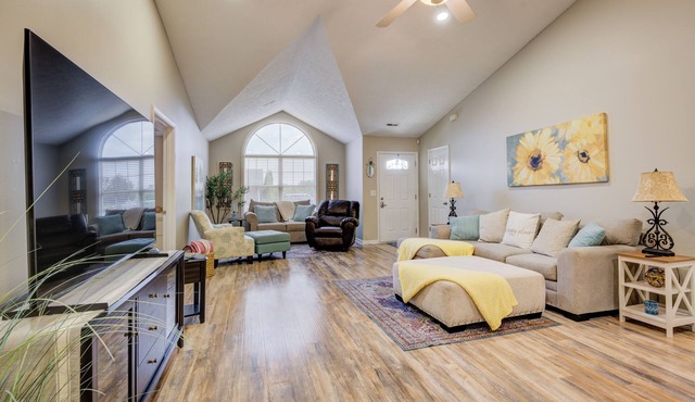 Charming & Spacious Patio Home close to Charlestown State Park & River Ridge