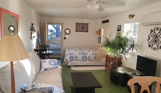 Charming Spacious Studio - Close to Beach. Many Thoughtful Extras!