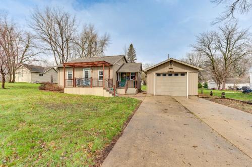 Charming Spirit Lake Home - 6 Mi to Arnolds Park!
