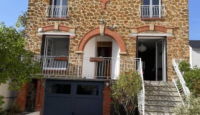 Charming Stone House with Garden, Fireplace, Near Paris & Versailles, All-Inclusive Amenities