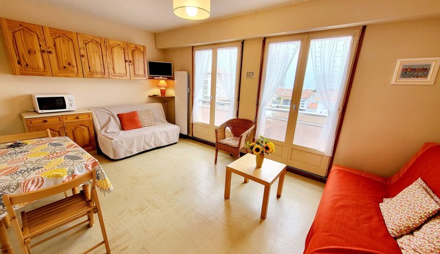 Charming Studio 50m from Harbor, Near Beach and Shops, 4th Floor with Lift