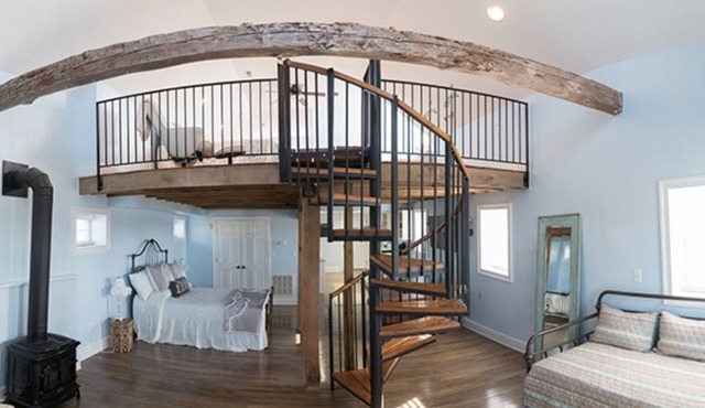 Charming Stable Cottage Located on West Manor Estate