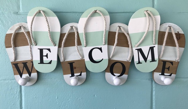 Charming Starfish Cottage! Walk to the beach and the river!