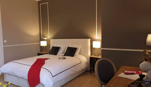 Charming Stay at Castle with Breakfast and Parking