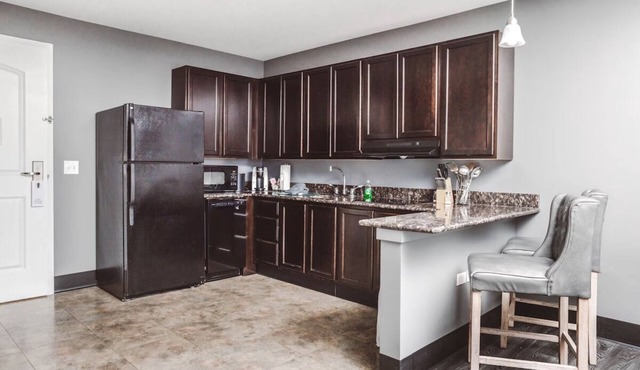 Charming Stay with Kitchenette l Onsite Library, Gym Access & Garden Firepits