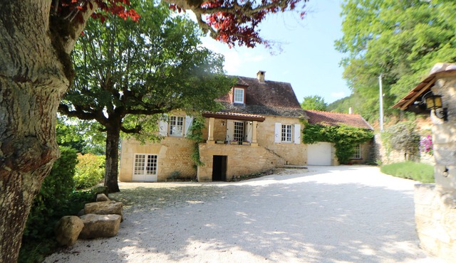 Charming stone house with 12x6m private pool set in Dordogne Golden Triangle