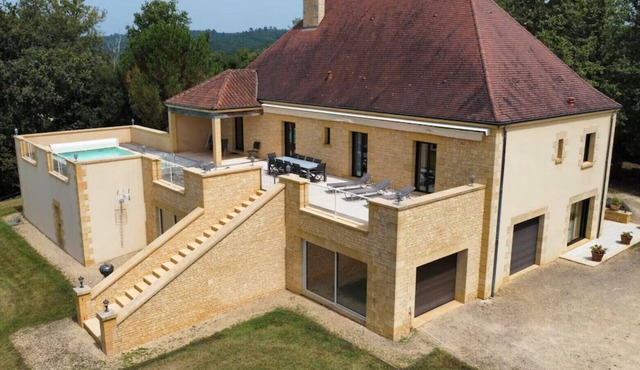 Charming Stone Villa with Pool, Steps from Sarlat