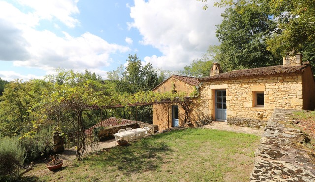 Charming stone cottage with private pool in a calm and green setting