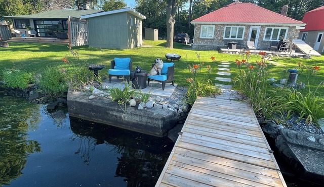 Charming stone cottage with PRIME waterfront on Rideau River