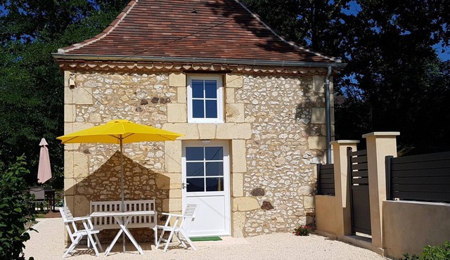 Charming Stone Cottage with Jacuzzi & Bikes in Vézère Valley
