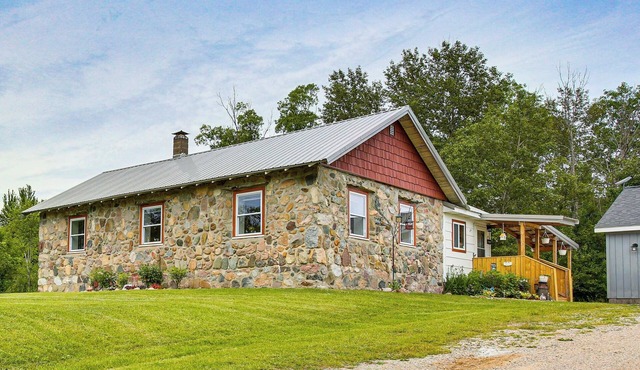 Charming Stone Cottage in Marion w/Fire Pit!
