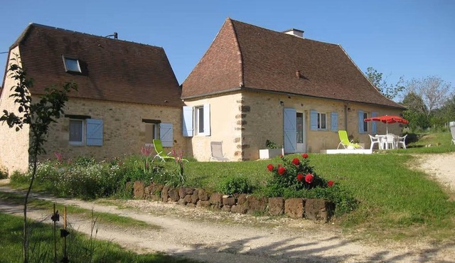 Charming stone cottage for 4 with wifi and parking in the Black Périgord