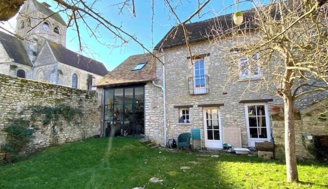 Charming stone house in the heart of the Vexin, enclosed garden and view of the bell tower