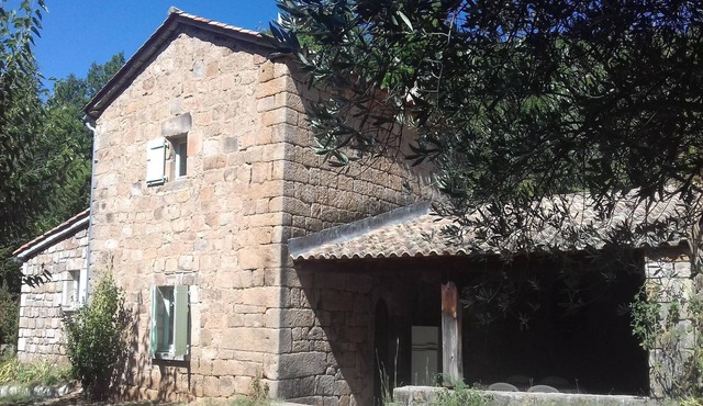 Charming stone house with shared pool, Chambonas