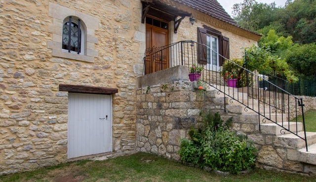 Charming stone house with enclosed garden, Tourtoirac