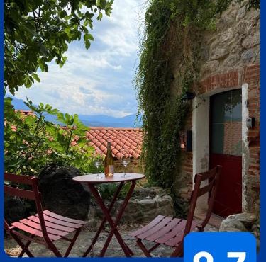 Charming stone house in Eus - Vue sur les Montagnes & Confort 2025