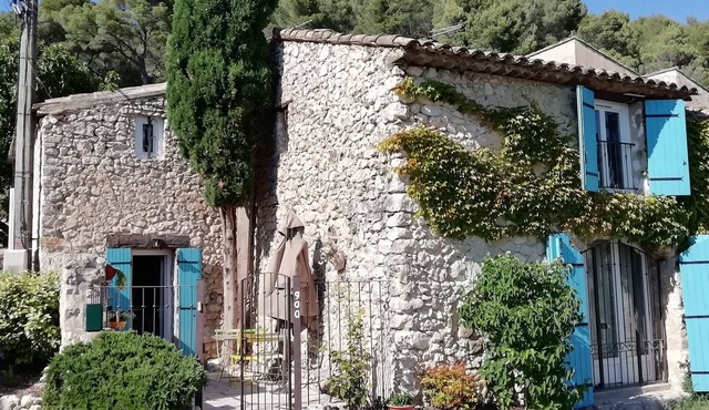 Charming stone house of 90m2, at the foot of the Luberon from 2 to 4 pers