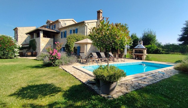 Charming stone house, private pool in a quiet location