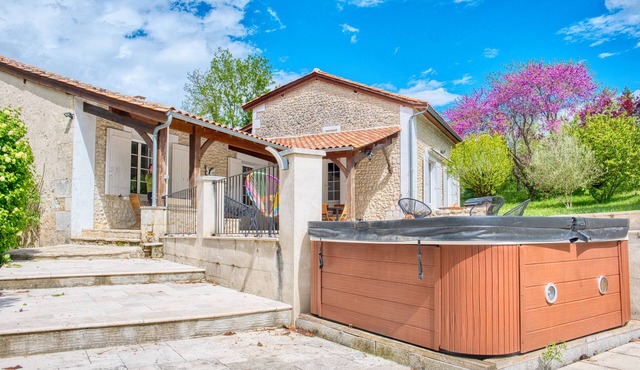 Charming Stone House with Pool and Enclosed Garden :nA Haven of Comfort and Serenity