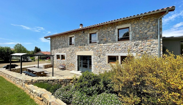 Charming Stone House with Terrace, Boules Court, Near Medieval Villages and Amenities