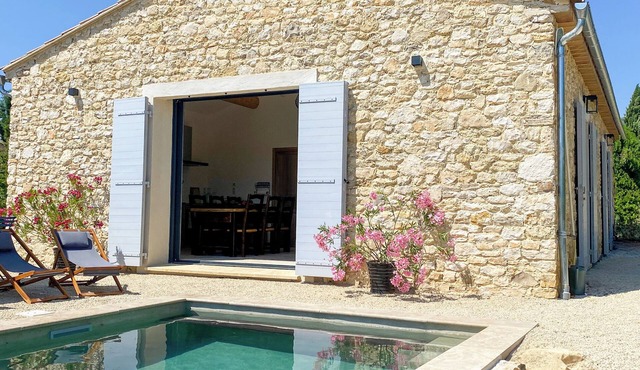 Charming stone house with a small pool and stunning views of the Luberon