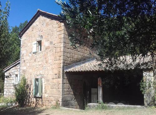 Charming stone house with shared pool, Chambonas