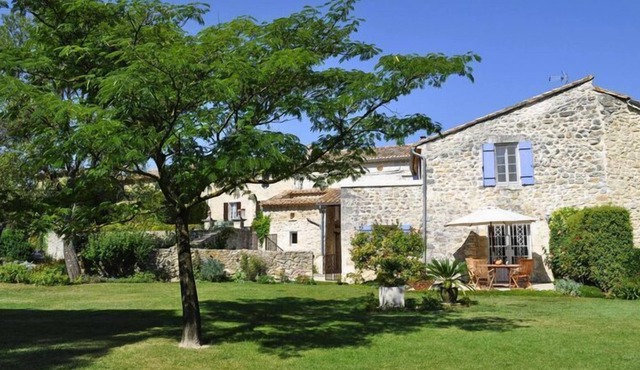 Charming stone house with terrace and garden, Lussan