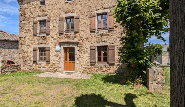 Charming Stone House with 3 Bedrooms Near Village Amenities and Scenic Attractions
