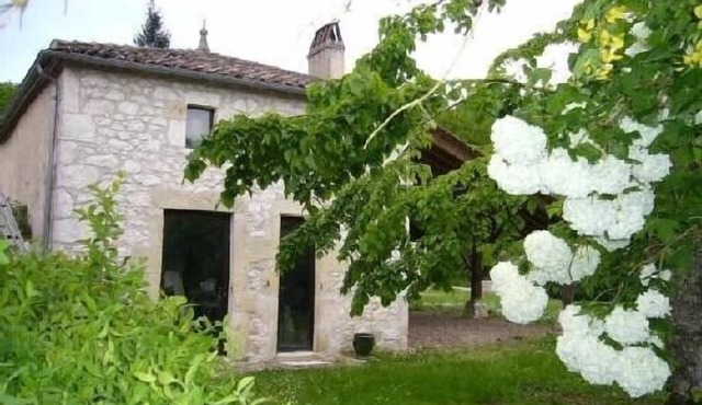 Charming stone house XIXth beautiful pool services, garden, courtyard.