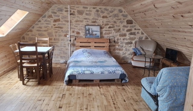 Charming stone studio in Quimper not far from the beach