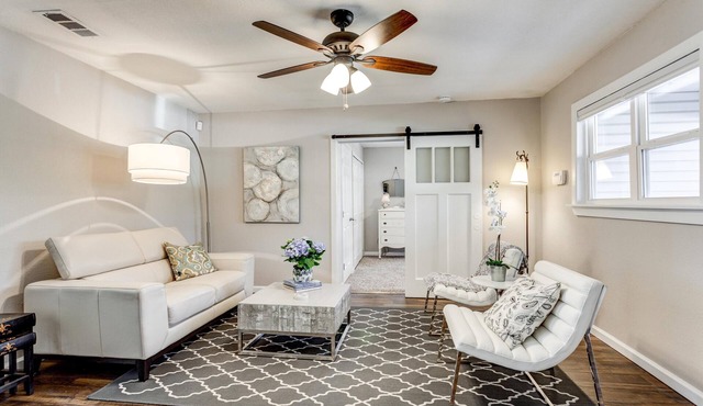 Charming Stones Throw Cottage walk to UNT!