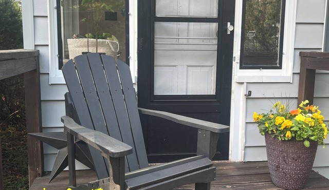Charming Stony Brook Cottage. Walk to village, marina, sand st. beach& Stony U.