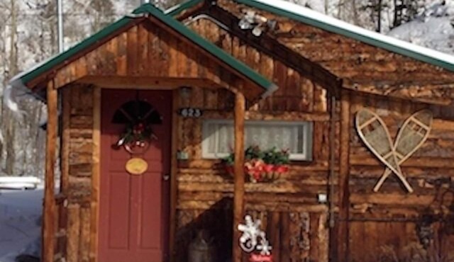Charming storybook 1940's Cabin Located In The Heart Of Grand Lake Village