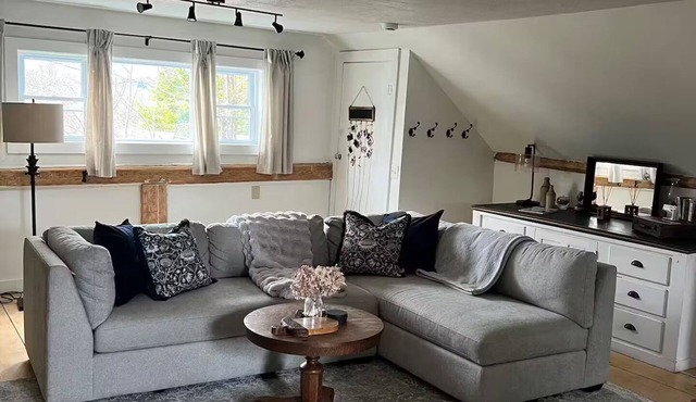 Charming Stowe Retreat - Gas Fireplace - Near town