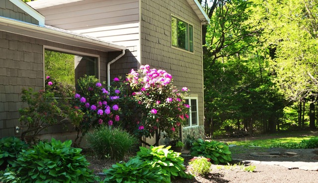 Charming Streamside Apartment, close To Woodstock, Saugerties, HITS, Hunter Mt