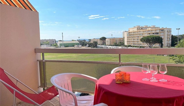 Charming Studio with Sea View, Terrace & Parking, Steps from Shops & Beach in Le Lavandou