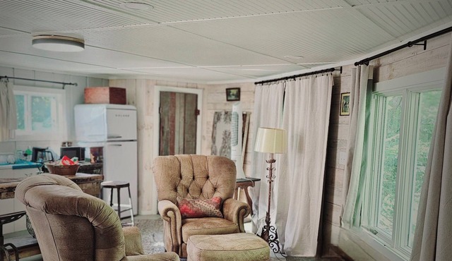 Charming studio on 16 acres in lovely Little Switzerland, king bed & jacuzzi tub